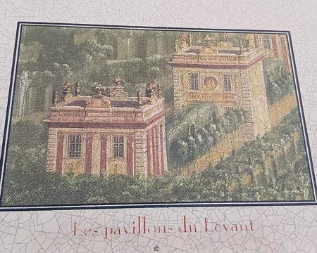 025 Deux des douze pavillons réservés aux invités. Ces bâtiments de petite taille, disposés en deux groupes de six de part et d’autre du Grand Miroir, étaient...