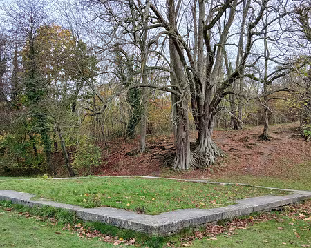 026 Socle de l’un des six pavillons du Levant (à droite du château, côté Louveciennes)