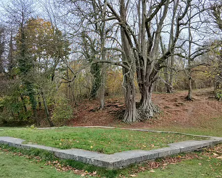 026 Socle de l’un des six pavillons du Levant (à droite du château, côté Louveciennes)
