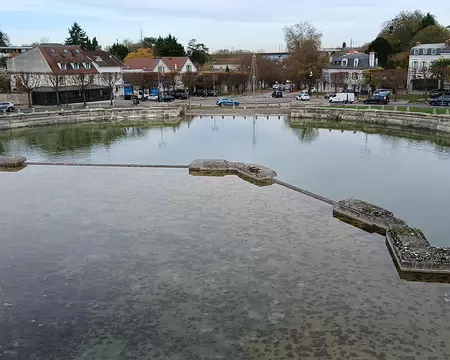 029 L’Abreuvoir est situé à l’extérieur et en contrebas du Domaine de Marly