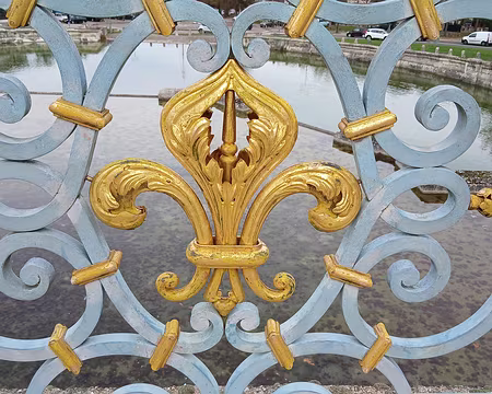 030 Détail de la Grille à l’extrémité de la terrasse. En contrebas, l’Abreuvoir