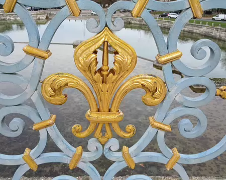 030 Détail de la Grille à l’extrémité de la terrasse. En contrebas, l’Abreuvoir