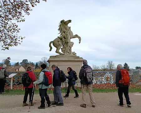 031 Les deux sculptures des Chevaux de Marly surplombent l’Abreuvoir. Ces chevaux retenus par un palefrenier sont des copies installées en 1985. Les originaux sont...