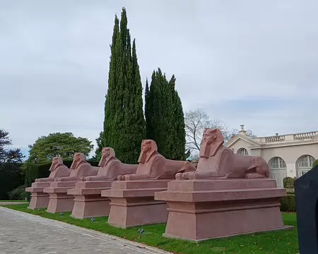 037 L’allée des Sphinx provient du pavillon égyptien de l’exposition universelle de 1867. Elle est installée à l’entrée du parc du château du Verduron (1685),...