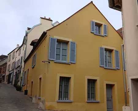 041 Maison jaune dans le village de Marly