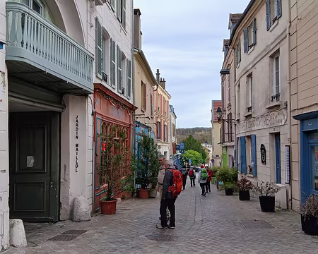 042 La Grande Rue est la rue principale du village de Marly. Maisons du XVIème au XVIIIème siècle