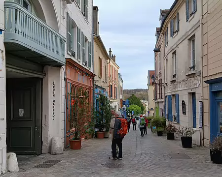 042 La Grande Rue est la rue principale du village de Marly. Maisons du XVIème au XVIIIème siècle