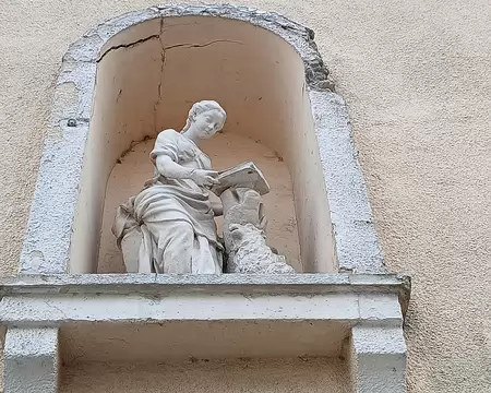 044 Niche décorant une façade