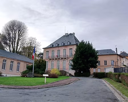 046 L’hôtel Couvé, ancienne propriété du secrétaire de Louis XV, servit d’hôtel de ville (1846-1988). Aujourd’hui, il abrite la salle des mariages