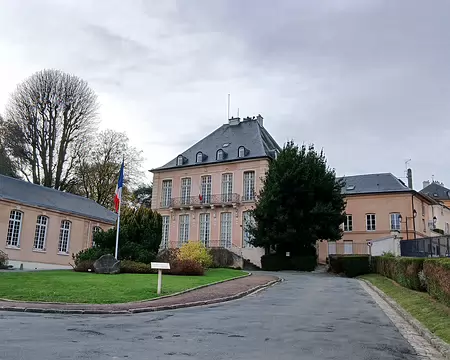 046 L’hôtel Couvé, ancienne propriété du secrétaire de Louis XV, servit d’hôtel de ville (1846-1988). Aujourd’hui, il abrite la salle des mariages