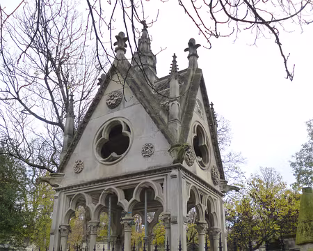 P1220001 Monument funéraire d'Héloïse et Abelard, dont les dépouilles ont été transférées en 1817 au cimetière du Père Lachaise ouvert en 1804
