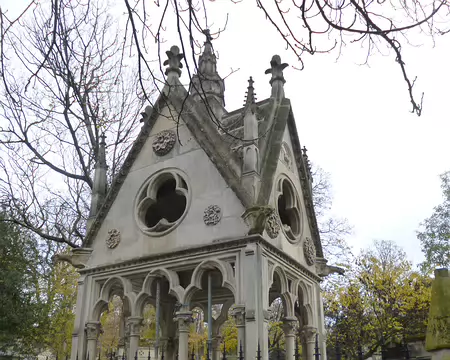 P1220001 Monument funéraire d'Héloïse et Abelard, dont les dépouilles ont été transférées en 1817 au cimetière du Père Lachaise ouvert en 1804