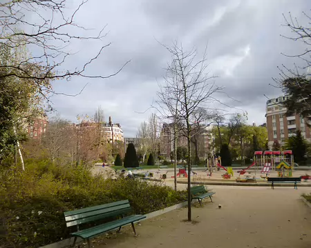 P1220116 Square Sarah Bernhardt, où se cache...