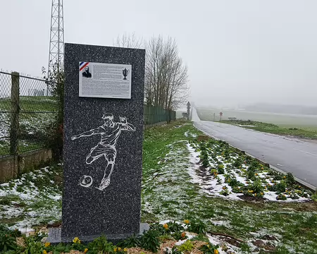 010 Monument à Charles Simon à l’entrée du complexe sportif de Saint-Martin-du-Tertre