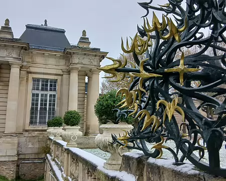 017 Le pavillon d’entrée (gauche) du château et sa colonnade