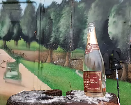 028 Champagne pour fêter la réussite de Julien