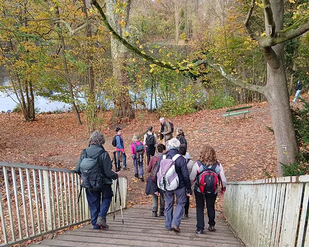010 Après le passage sous l’autoroute de Normandie et sous la voie ferrée, descente vers le parc de Villeneuve-l’Etang