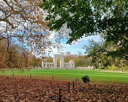 015 Ce mémorial a été érigé en mémoire des aviateurs volontaires américains qui sont venus combattre aux côtés de l’armée de l’air française pendant la Première...