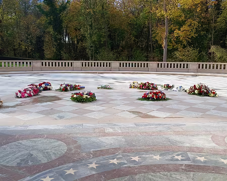 021 Ces gerbes ont été déposées ce matin (11 novembre) sur la terrasse qui forme le toit de la crypte. Celle-ci abrite 68 sarcophages