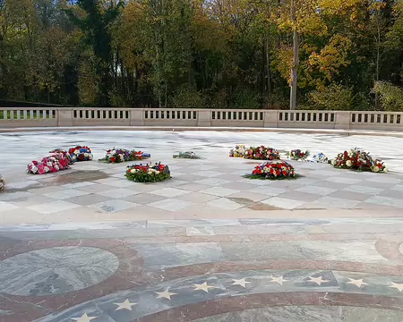 021 Ces gerbes ont été déposées ce matin (11 novembre) sur la terrasse qui forme le toit de la crypte. Celle-ci abrite 68 sarcophages