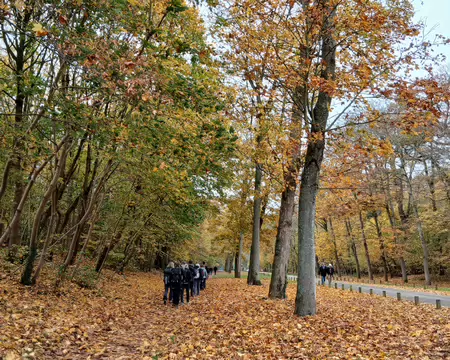 001 Entrée dans le Domaine national de Saint-Cloud (Hauts-de-Seine) par la grille de Ville-d’Avray pour une randonnée de l’après-midi (12 km) jusqu’à...