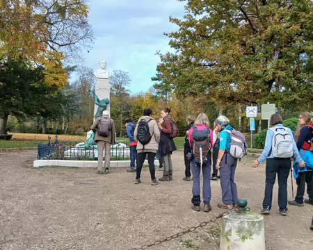 007 Dans le square Pasteur, à Marnes-la-Coquette, ce monument a été érigé en 1903 en hommage à Louis Pasteur qui mit au point le vaccin contre la rage en 1895