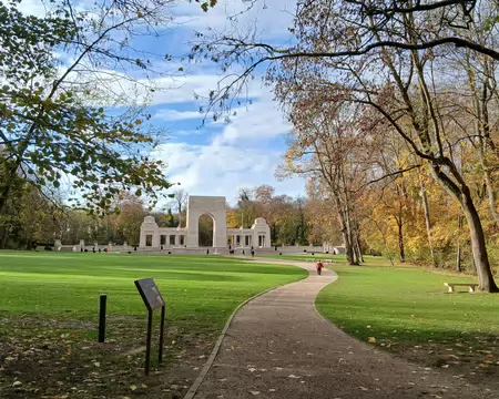 014 Le Mémorial de l’Escadrille La Fayette a été inauguré le 4 juillet 1928, jour de la Fête nationale des Etats-Unis