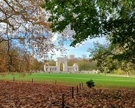 015 Ce mémorial a été érigé en mémoire des aviateurs volontaires américains qui sont venus combattre aux côtés de l’armée de l’air française pendant la Première...