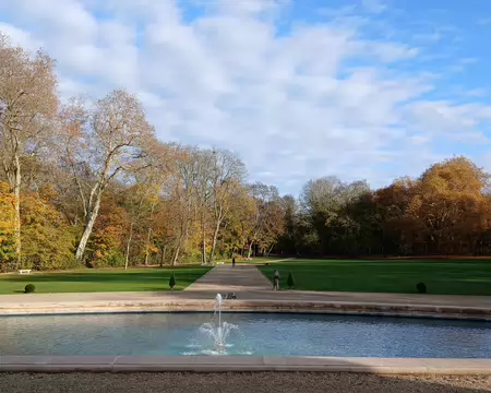 019 Le bassin miroir devant le mémorial