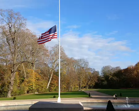 024 Le drapeau américain flotte devant le mémorial géré par l’agence du gouvernement des Etats-Unis, l’ABMC (American Battle Monuments Commission)