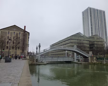 P1220264 ... pont levant enjambant le canal de l'Ourcq. Magasins généraux et tour Duvergier (1973)