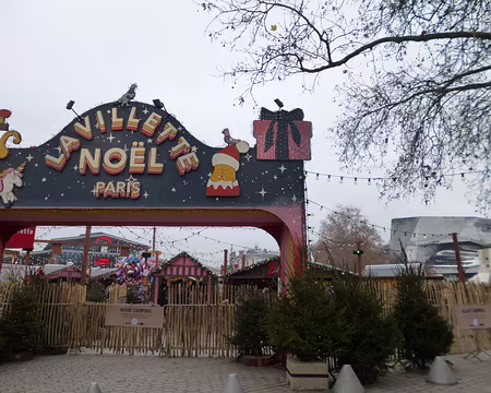 P1220278 Le marché de Noël devant la Grande Halle de la Villette. Merci à Martine et au guide-conférencier.