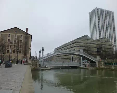 P1220264 ... pont levant enjambant le canal de l'Ourcq. Magasins généraux et tour Duvergier (1973)
