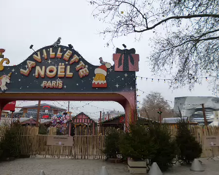 P1220278 Le marché de Noël devant la Grande Halle de la Villette. Merci à Martine et au guide-conférencier.