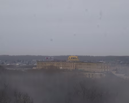 P1220435 De la brume matinale émergent le Château de Versailles...
