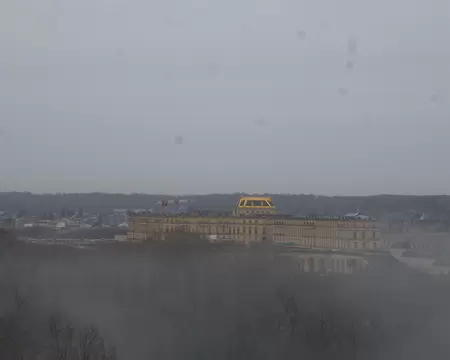 P1220435 De la brume matinale émergent le Château de Versailles...