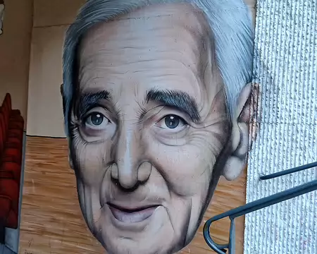 002 Dans le tunnel sous les voies, hommage à Charles Aznavour (2019) par l’artiste peintre RAST (Julien Ripert) originaire de Saint-Cyr