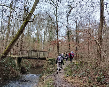 024 Etroit sentier le long de la Bièvre entre l’étang de la Geneste (à l’est) et l’étang du Val d’Or (à l’ouest)