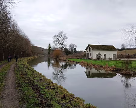 007 Cette ancienne maison pontonnière au bord du canal gardait le pont de la Ferme (de Gesvres)