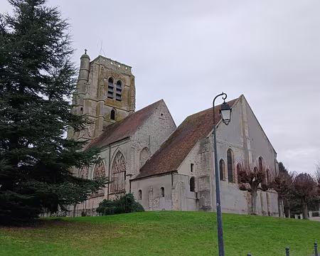 014 L’église Notre Dame de l’Assomption (XII-XVème siècle) vue de la rue du Moutier à May-en-Multien. Classée monument historique