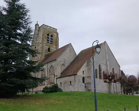 014 L’église Notre Dame de l’Assomption (XII-XVème siècle) vue de la rue du Moutier à May-en-Multien. Classée monument historique