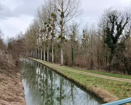 033 Traversée du canal de l’Ourcq au pont de Beauval. A droite du canal, le Marais de Beauval