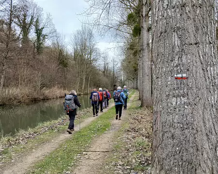 034 Le GR 11 (ancien chemin de halage) le long du canal de l’Ourcq
