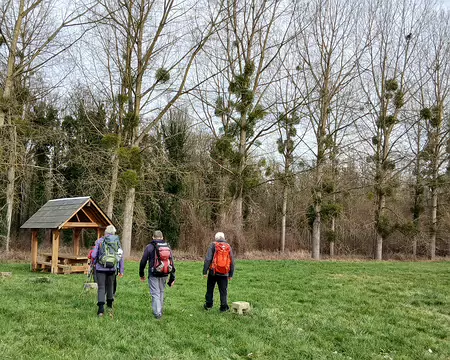 036 Lieu idéal pour une pause au bord du canal (toujours à Neufchelles)