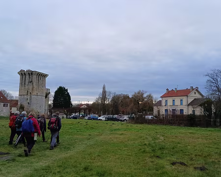 049 Arrivée à la gare de Crouy-sur-Ourcq. A gauche, le donjon du Houssoy (XIVème siècle), vestige du château de Crouy