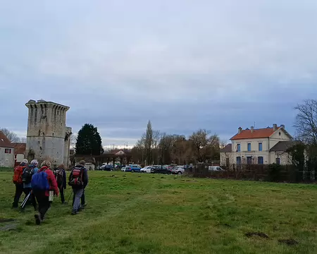 049 Arrivée à la gare de Crouy-sur-Ourcq. A gauche, le donjon du Houssoy (XIVème siècle), vestige du château de Crouy