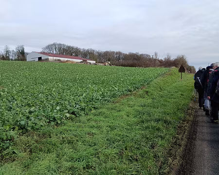 021 Bâtiments agricoles et champ de betteraves