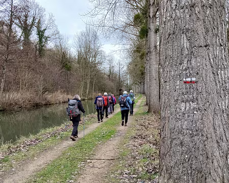 034 Le GR 11 (ancien chemin de halage) le long du canal de l’Ourcq