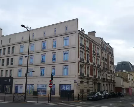 P1220351 Façade de l'immeuble en trompe-l'oeil