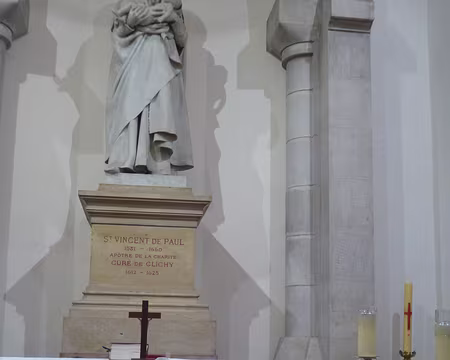 P1220361 Statue de Saint-Vincent-de-Paul et chasse au pied de l'autel